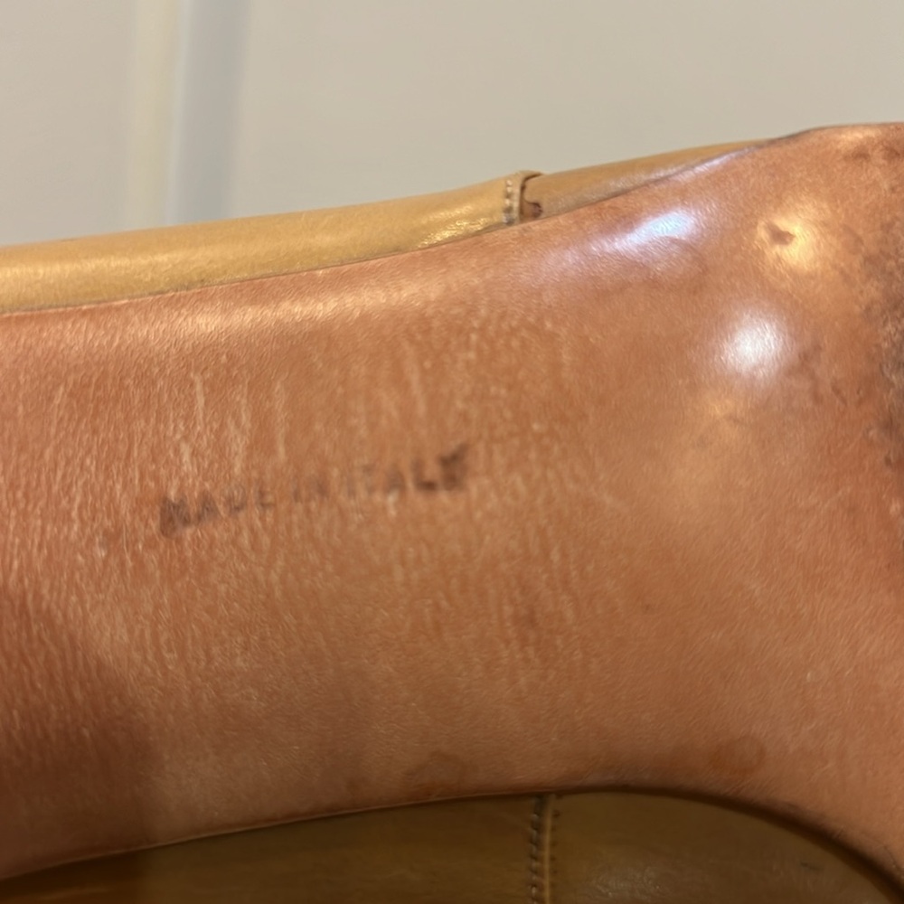 VTG Salvatore Ferragamo Leather Pumps Gold Tone Emblem Italy Size 10 - Picture 8 of 9